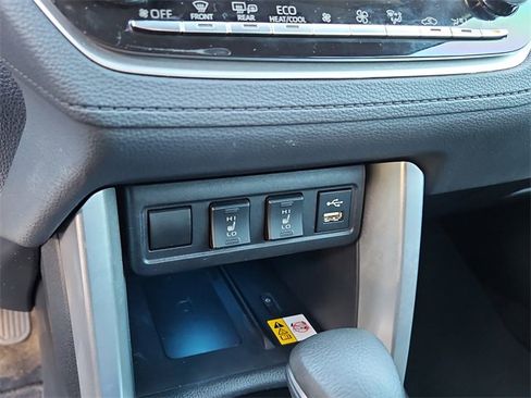 Used 2022 Toyota Corolla Cross XLE image 26