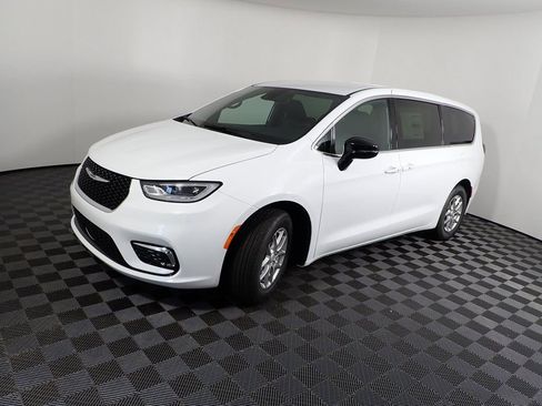 New 2026 Chrysler Pacifica Select image 10