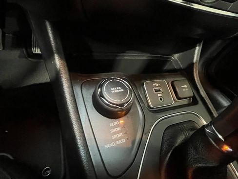 Used 2020 Jeep Cherokee Latitude AWD/4WD image 26