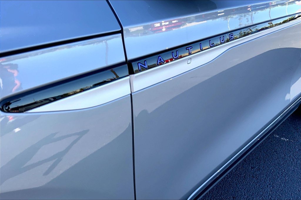 Used 2025 Lincoln Nautilus Reserve AWD/4WD image 4