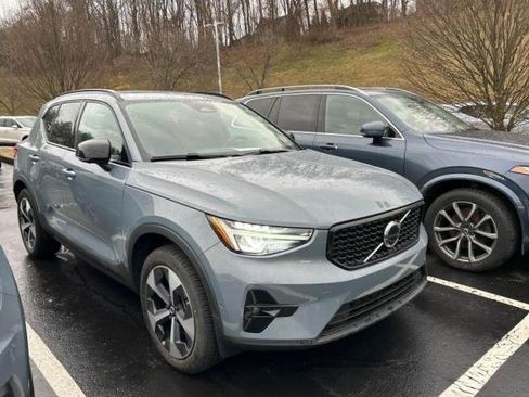Used 2023 Volvo XC40 B5 Plus w/ Protection Package Premier image 1