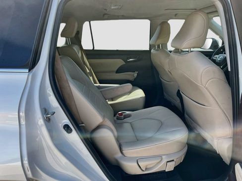 Used 2020 Toyota Highlander XLE FWD image 29