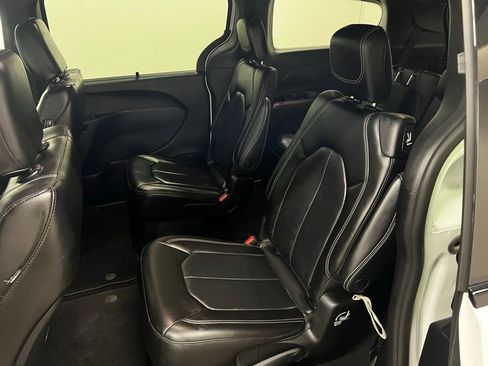 Used 2023 Chrysler Pacifica Touring-L w/ S Appearance Package image 34