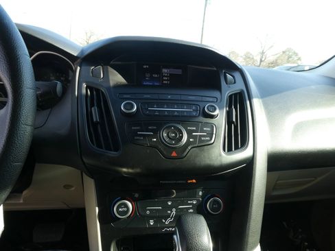 Used 2018 Ford Focus SE image 19