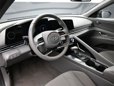 Used 2025 Hyundai Elantra SEL image 12
