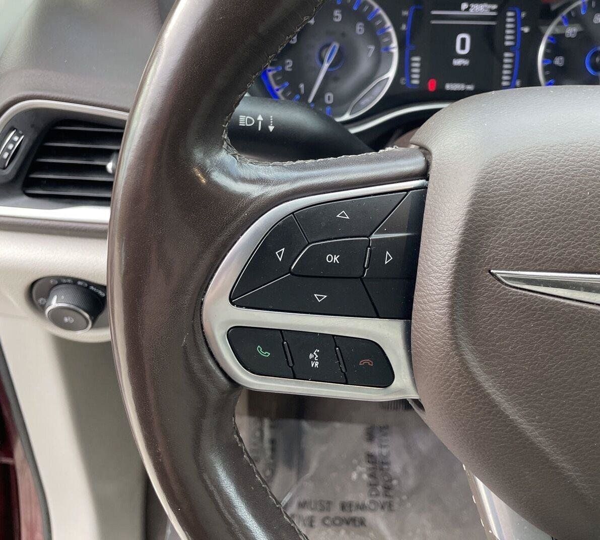 Used 2020 Chrysler Pacifica Touring-L FWD image 19