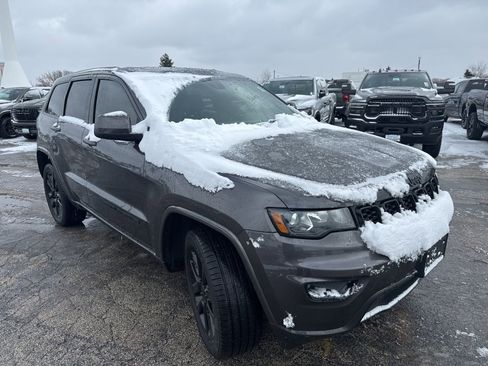 Used 2020 Jeep Grand Cherokee Altitude image 5