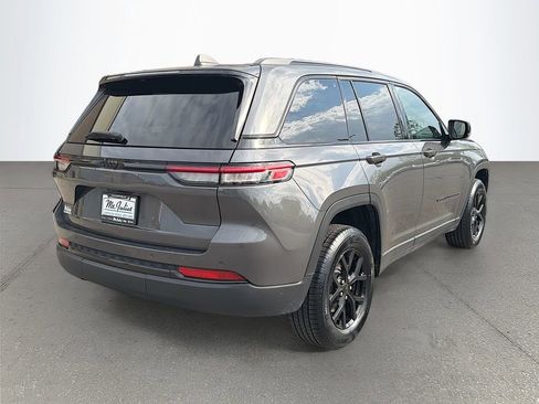 Used 2024 Jeep Grand Cherokee Altitude image 4