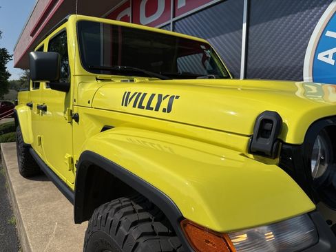 Used 2023 Jeep Gladiator Willys image 3