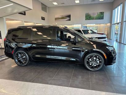 New 2026 Chrysler Pacifica Limited w/ S Appearance Package