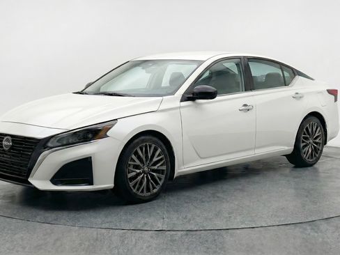 Used 2025 Nissan Altima 2.5 SV FWD image 3