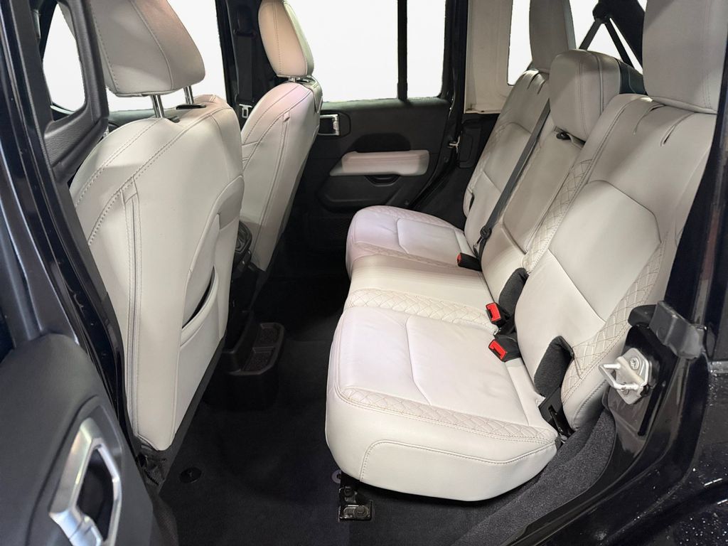 Used 2022 Jeep Wrangler Unlimited Sahara AWD/4WD image 15