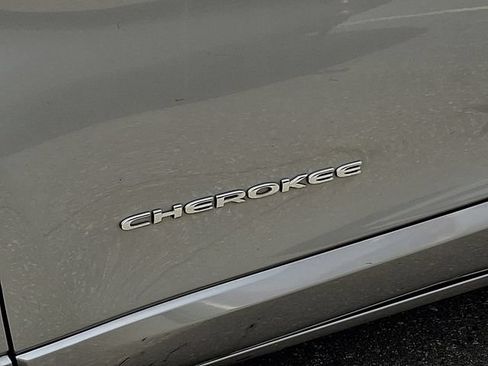 Used 2017 Jeep Cherokee Overland w/ Technology Group AWD/4WD image 27