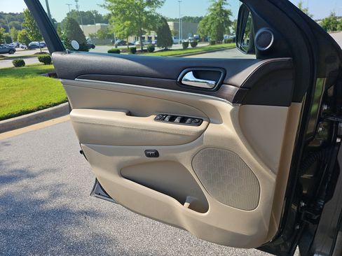 Used 2019 Jeep Grand Cherokee Overland AWD/4WD image 27