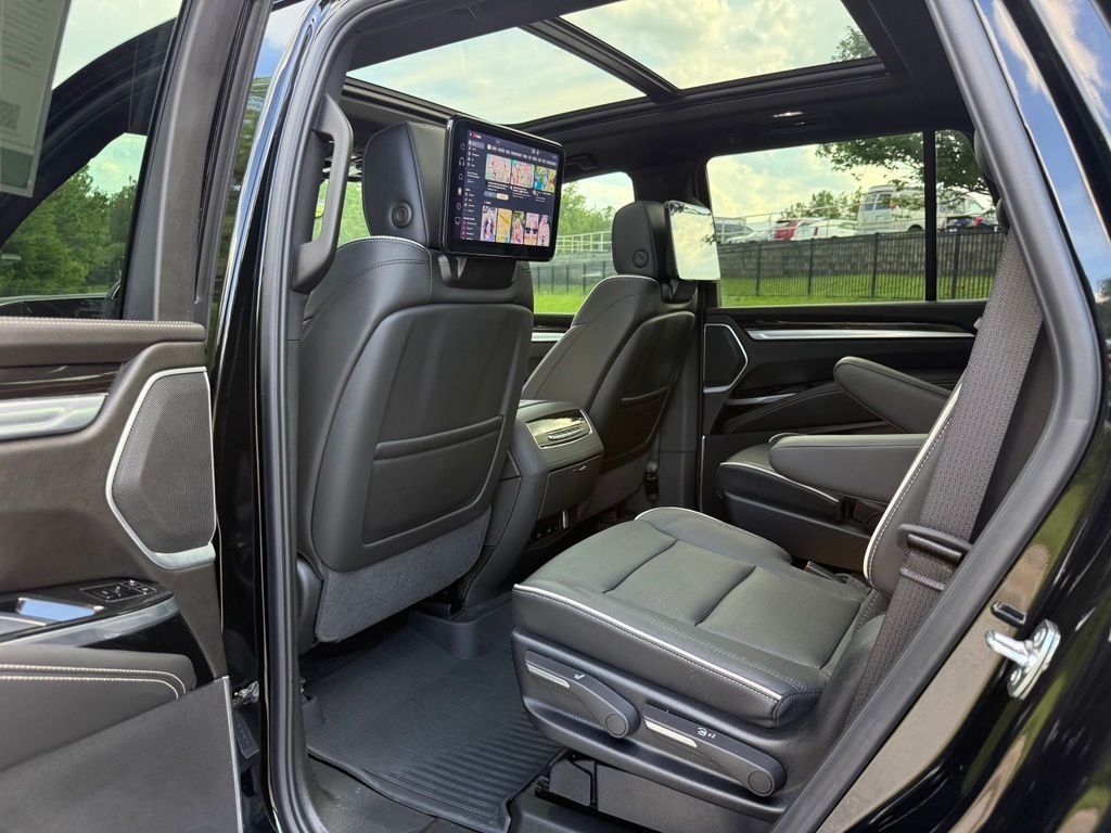 Used 2026 Cadillac Escalade Luxury w/ LPO, Floor Liner Package AWD/4WD image 28