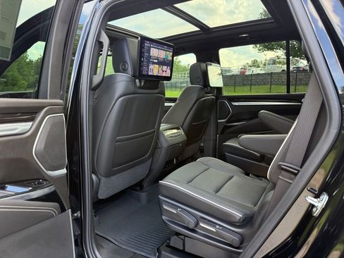 Used 2026 Cadillac Escalade Luxury w/ LPO, Floor Liner Package AWD/4WD image 28