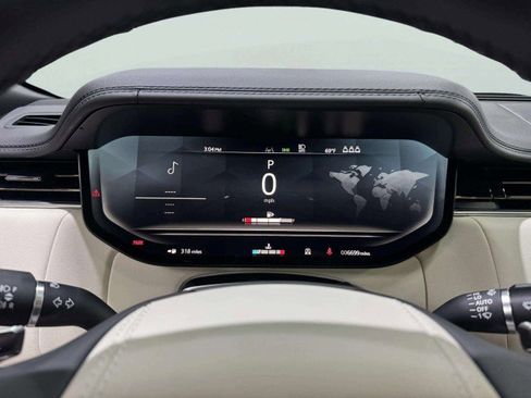 Used 2025 Land Rover Range Rover Autobiography image 19