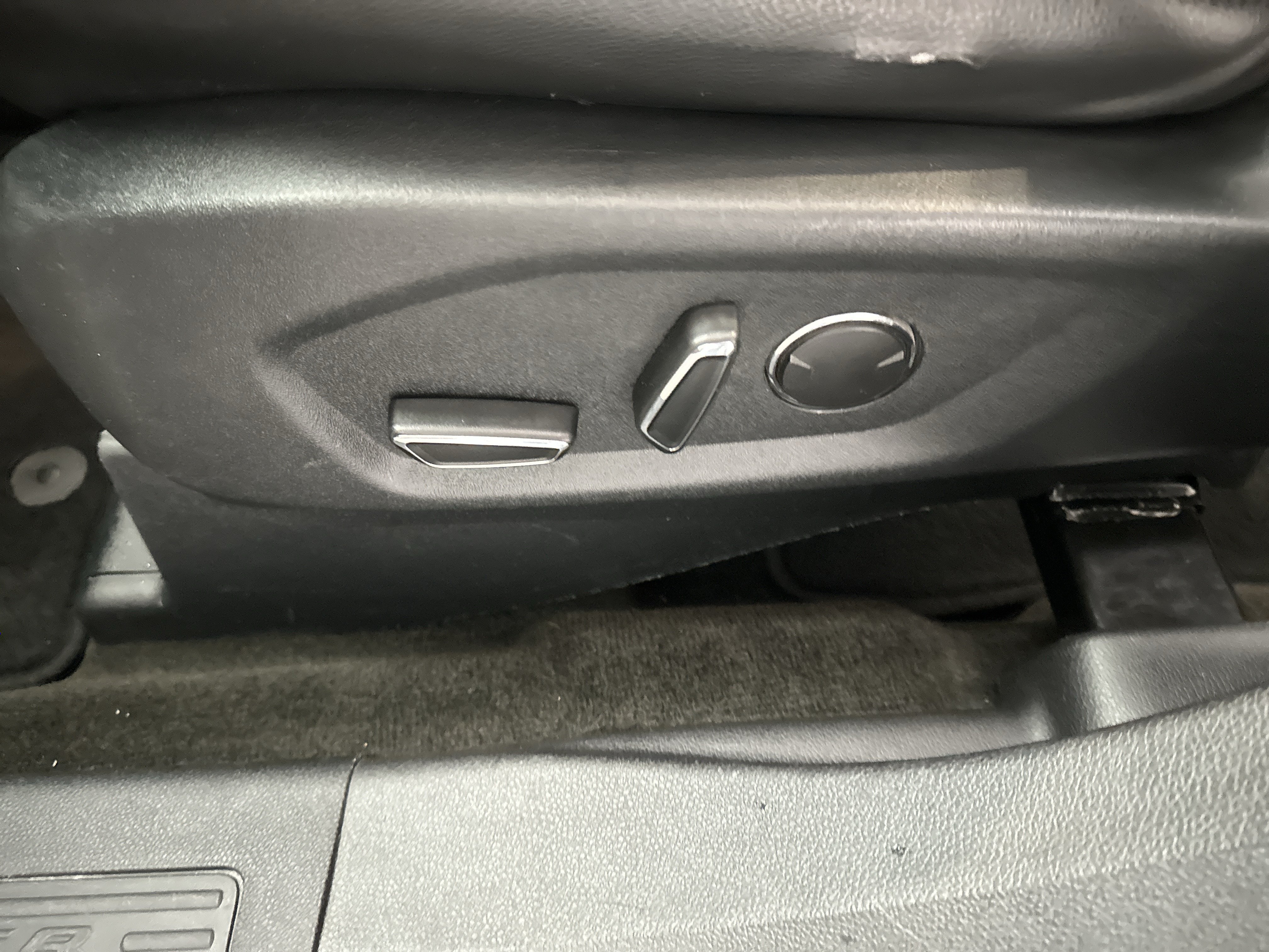 Used 2018 Ford Explorer XLT w/ Equipment Group 202A AWD/4WD image 22
