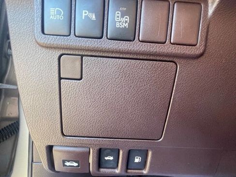 Used 2016 Lexus ES 350 w/ Luxury Package w/Wood Trim image 17