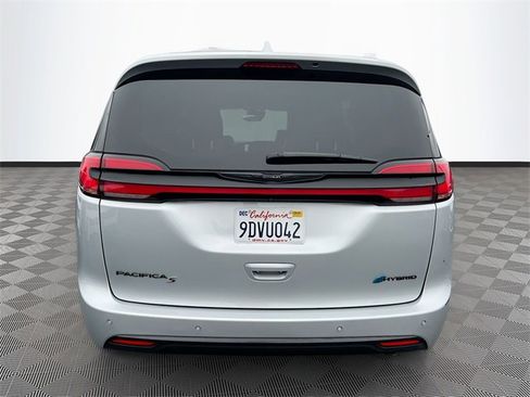 Used 2022 Chrysler Pacifica Limited w/ Uconnect Theater Family Group image 6