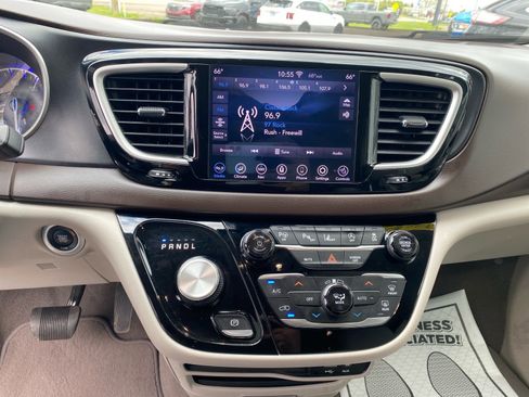 Used 2020 Chrysler Pacifica Touring-L w/ Advanced Safetytec Group FWD image 11