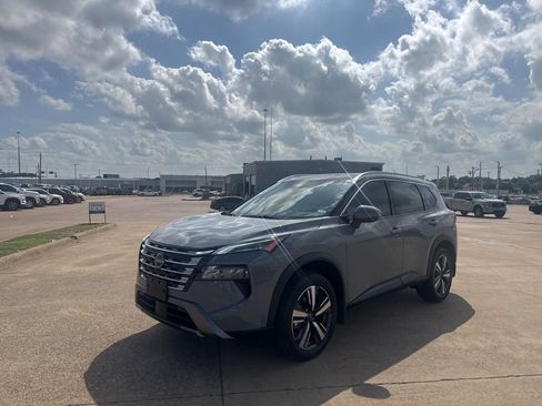 Certified 2025 Nissan Rogue SL w/ SL Premium Package image 8