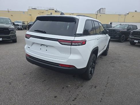 New 2025 Jeep Grand Cherokee Altitude image 7