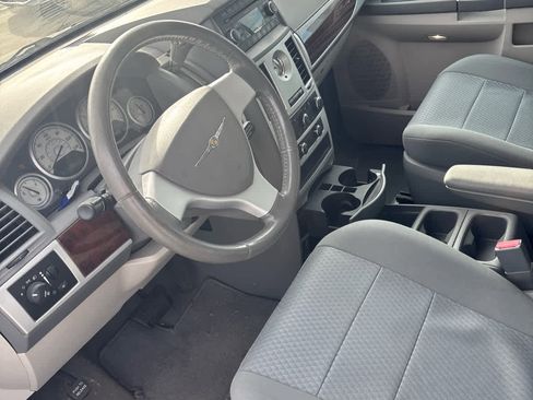Used 2010 Chrysler Town & Country Touring image 5