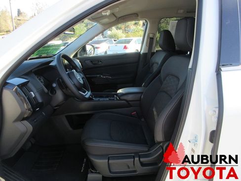 Used 2025 Nissan Pathfinder S image 9