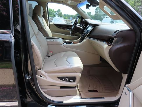 Used 2017 Cadillac Escalade ESV Luxury AWD/4WD image 25