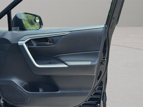 Used 2021 Toyota RAV4 SE image 19