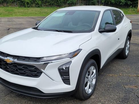 New 2026 Chevrolet Trax LS FWD image 3