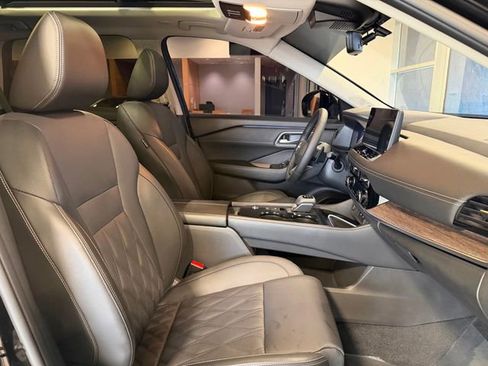 Used 2025 Nissan Rogue Platinum image 23