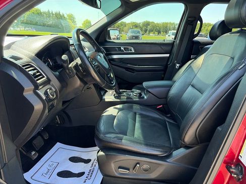 Used 2017 Ford Explorer XLT w/ Equipment Group 202A AWD/4WD image 15