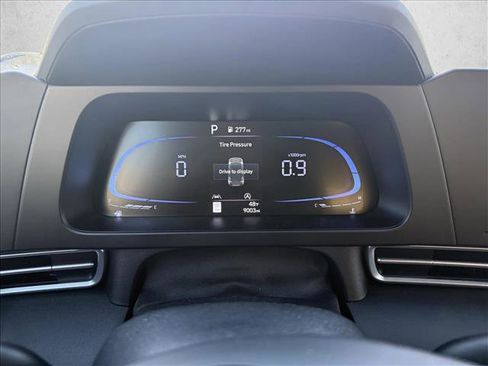 Certified 2025 Hyundai Elantra SE image 11