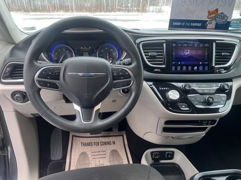Used 2017 Chrysler Pacifica Touring Plus FWD image 9