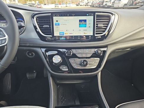 New 2026 Chrysler Pacifica Limited image 18