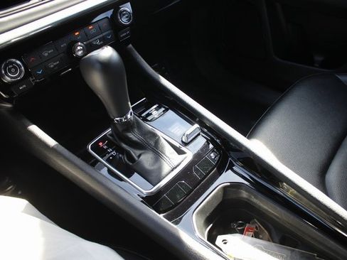 Used 2024 Jeep Compass Limited image 11