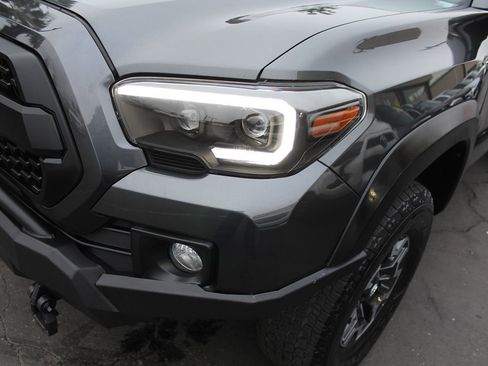 Used 2018 Toyota Tacoma TRD Off-Road image 11