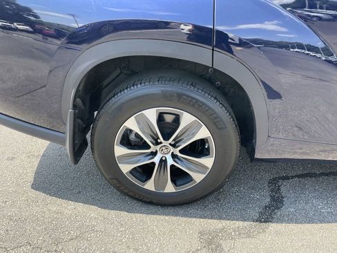 Used 2021 Toyota Highlander XLE image 12