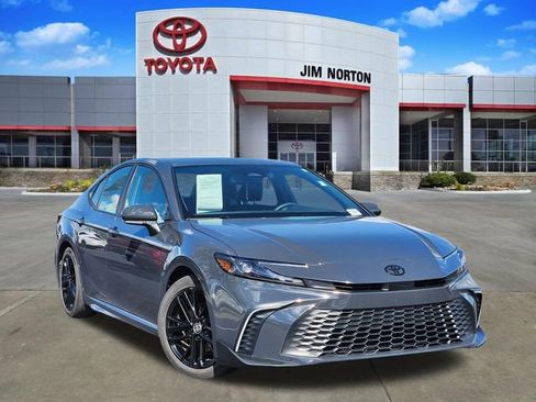Used 2025 Toyota Camry SE image 1
