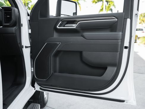 Used 2025 Chevrolet Silverado 2500 LT w/ Convenience Package image 38