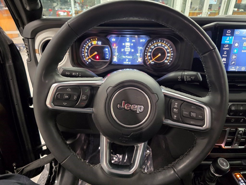 Used 2025 Jeep Wrangler Unlimited Sahara AWD/4WD image 17