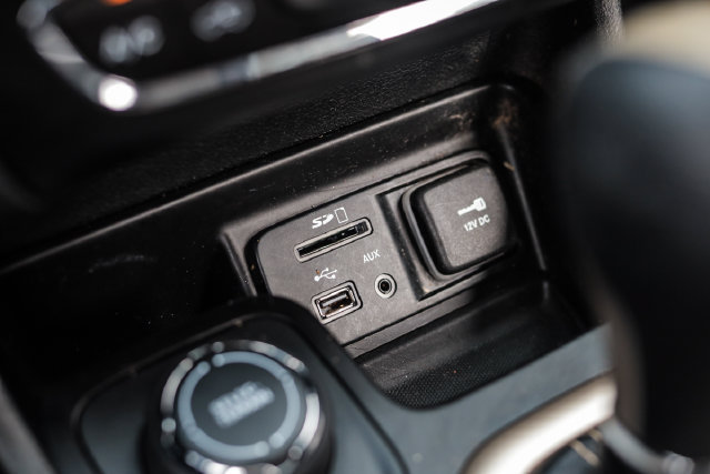 Used 2015 Jeep Cherokee Latitude w/ Comfort/Convenience Group AWD/4WD image 36