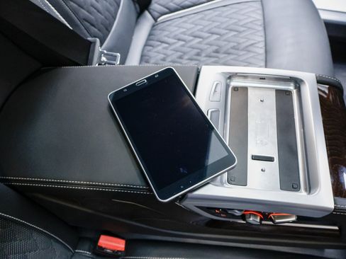 Used 2020 BMW ALPINA B7 xDrive w/ Luxury Rear Seating Package image 38