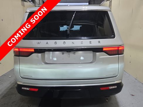 Used 2023 Jeep Wagoneer L Series III w/ Preferred Equipment Group AWD/4WD image 4