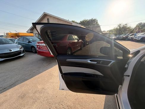 Used 2020 Ford Fusion SE w/ Equipment Group 151A FWD image 22