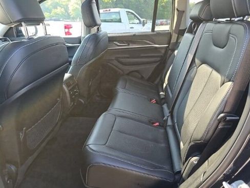 Used 2023 Jeep Grand Cherokee Limited w/ Luxury Tech Group II AWD/4WD image 9