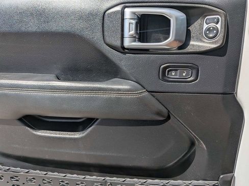 Used 2019 Jeep Wrangler Unlimited Sahara w/ Dual Top Group AWD/4WD image 25