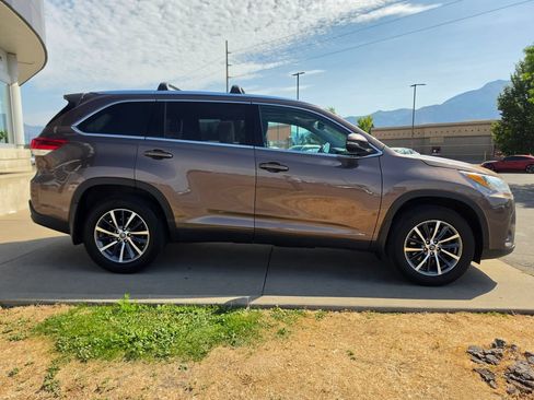 Used 2019 Toyota Highlander XLE AWD/4WD image 4